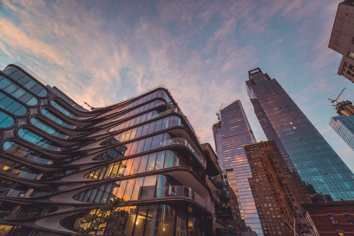 Szybki poranny rytuał dla zapracowanej kobiety: makijaż, strój, śniadanie i 5-minutowy plan dnia